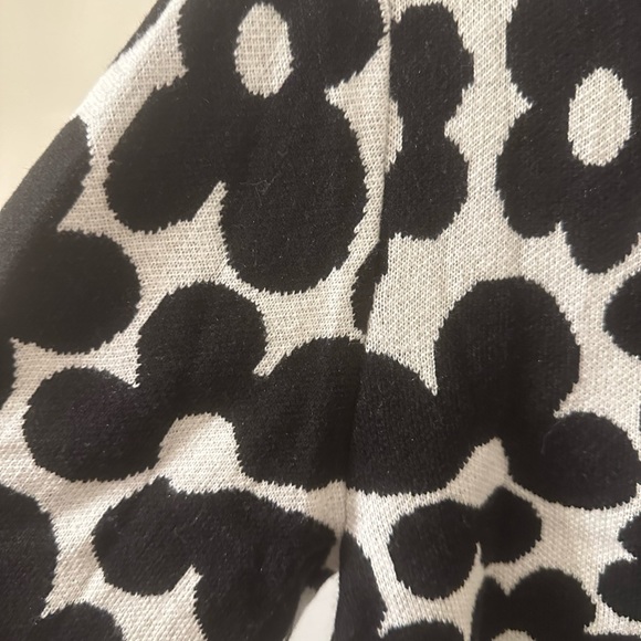 Black & Grey 70s Inspired Flower-Printed Sweater - Picture 2 of 3